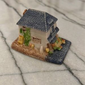 NWOT-The Village Collection Hand Painted Mini Cottage Pots - UK - original box